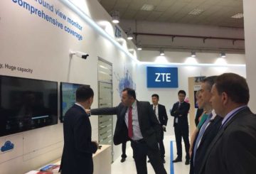 Την επίδειξη του συστήματος παρακολούθησης και διαχείρισης συστημάτων ηλεκτρικής ενέργειας πραγματοποιεί ο κύριος Γιώργος Αγγελής: Γενικός Διευθυντής Πωλήσεων ΖΤΕ Greece-Cyprus-Israel (φωτό: ΖΤΕ)