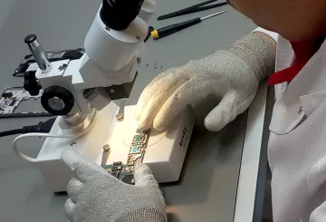 Vodafone Express Repair: Χρήση μικροσκοπίου για την επισκευή smartphone.