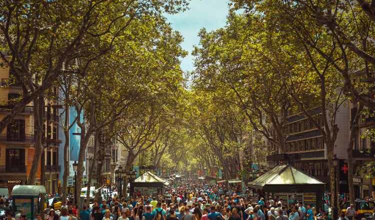 Η ζωή στους δρόμους της Βαρκελώνης μέσα από ένα φακό