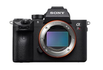 Sony α7R III front