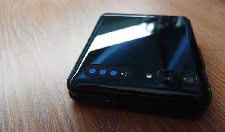 galaxy z flip review ειδοποιήσεις στη δεύτερη οθόνη