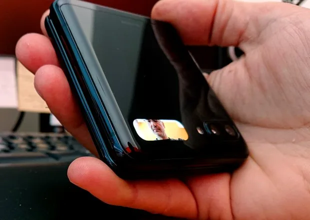 galaxy z-flip review selfie με τη δεύτερη οθόνη