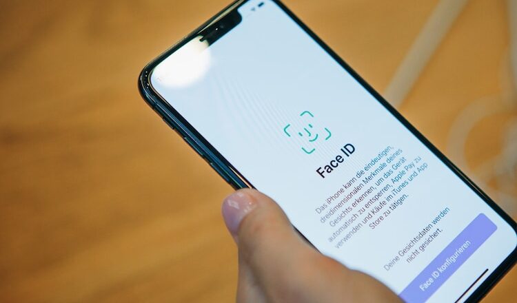 Η Apple δουλεύει πάνω σε Face ID για το iPhone 13 που λειτουργεί με ιατρική μάσκα
