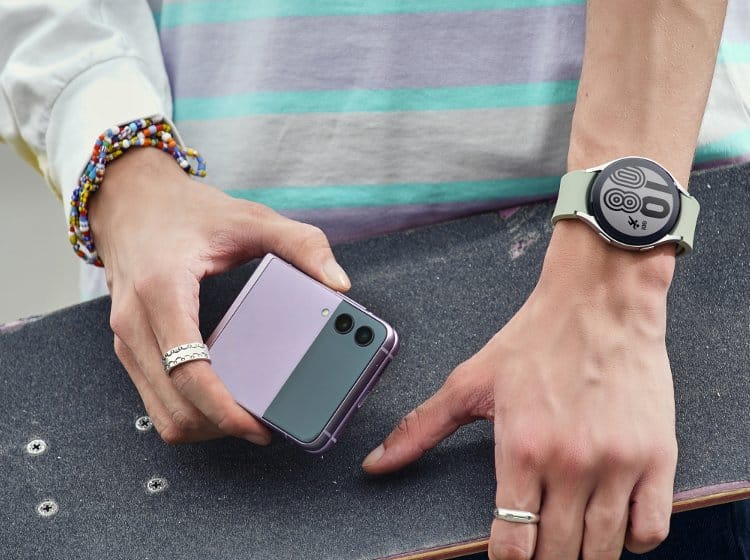 Samsung Galaxy Z Flip3 5G skateboard boy Galaxy Watch 4