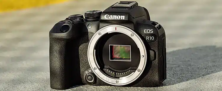 Ο αισθητήρας της EOS R10, όπως φαίνεται αν αφαιρεθεί ο φακός