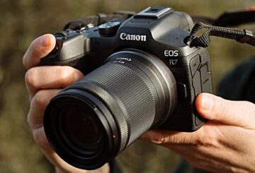 H Canon EOS R7 hands-on με φακό