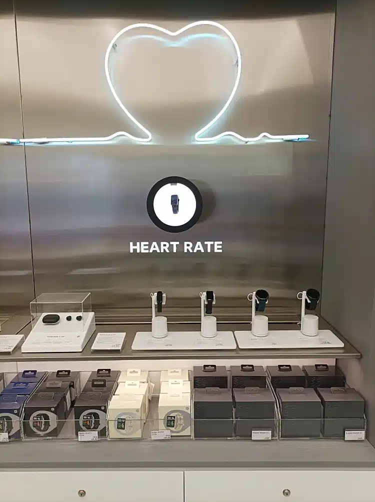 Φωτογραφία των έξυπνων συσκευών καταγραφής παλμών και φυσιολογικών λειτουργιών της Xiaomi. Xiaomi Store Golden Hall