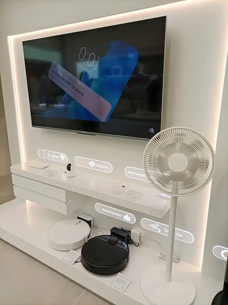 Στη φωτό διακρίνονται Xiaomi TV, Xiaomi fan, Xiaomi ηλεκτρική σκούπα, στο ανανεωμένο Xiaomi Store στο Golden Mall