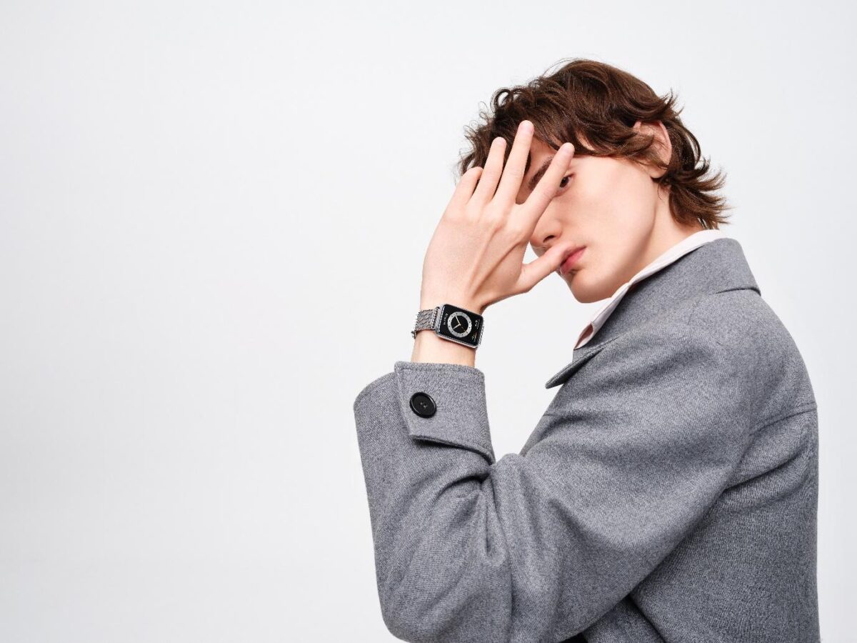 Ένας νέος μοντέρνος άνδρας με σακκάκι που φορά το Huawei Watch FIT 2 και το δείχνει