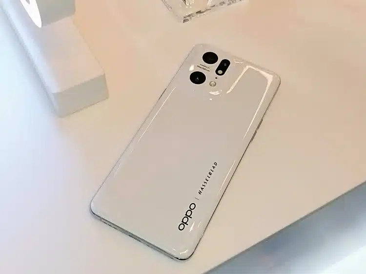 oppo Find X5 Pro back side, camera (φωτό: Electronicanto)