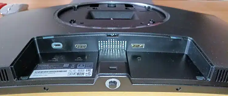 Στο αποσυναρμολογημένο monitor, στην εικόνα διακρίνονται οι δύο είσοδοι, HDMI και DisplayPort 1.4, όπως και η υποδοχή τροφοδοσίας με βύσμα Type-C. Στο κέντρο της κάτω όψης του monitor διακρίνεται το ευμεγέθες joystick για την πλοήγηση στα μενού και την έναυση και τερματισμό λειτουργίας του monitor. (φωτό: Electronicanto)