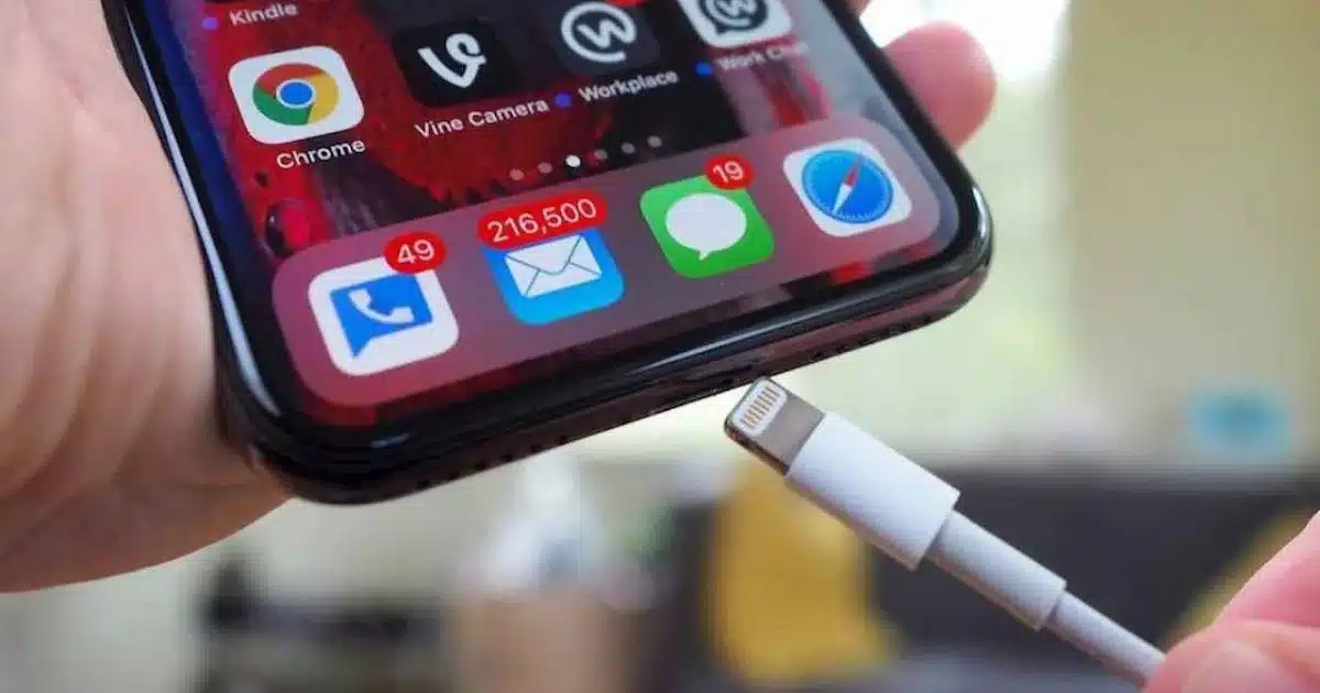Η Apple αλλάζει τους φορτιστές της: με USB-C τα iPhone μετά την απόφαση ...