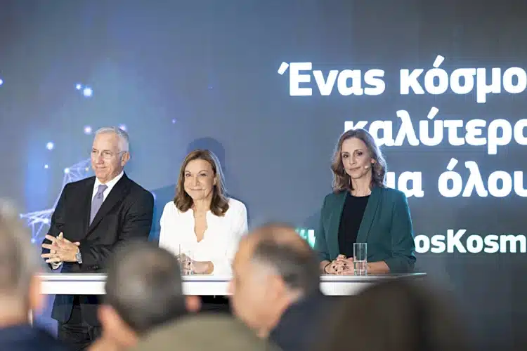 Αριστερά, ο Πρόεδρος & Διευθύνων Σύμβουλος Ομίλου ΟΤΕ, κ. Μιχάλης Τσαμάζ, η Executive Director Εταιρικής Επικοινωνίας & Βιώσιμης Ανάπτυξης Ομίλου ΟΤΕ, κα. Ντέπη Τζιμέα και η Διευθύντρια Βιώσιμης Ανάπτυξης & Εταιρικής Υπευθυνότητας Ομίλου ΟΤΕ, κα. Σταυρούλα Αγγελοπούλου. (ΟΤΕ)