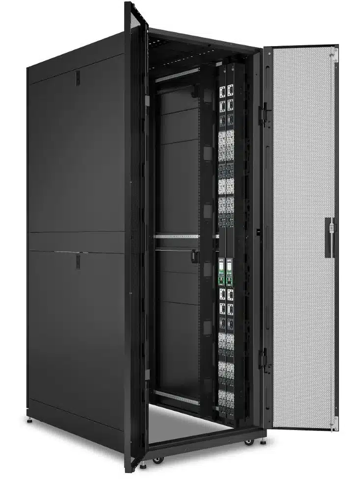 Data Center Rack με τοποθετημένα APC NetShelter Rack PDU της Schneider Electric
