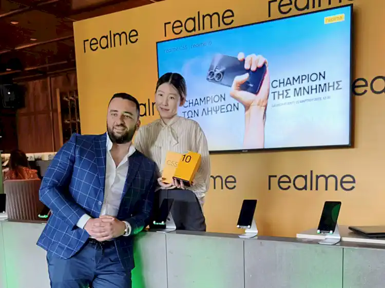 O Ο Francis Wong, Διευθύνων Σύμβουλος της realme Europe με την  Cathy Iwenjie, Ibrand manager της εταιρείας για τα Βαλκάνια. (φωτό: Electronicanto)