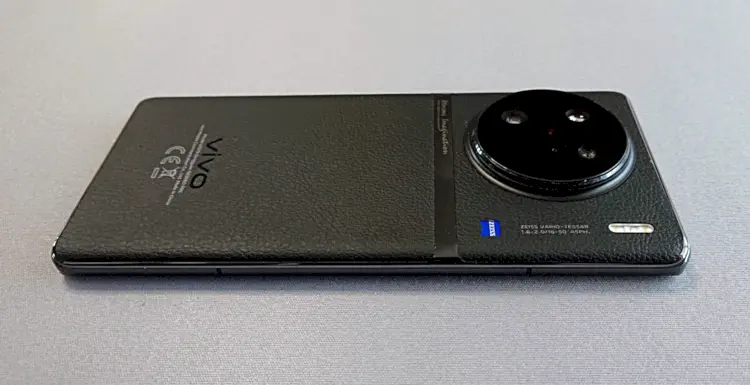 Η φωτογραφικά… μαύρη ματ πίσω όψη του X90 Pro που φιλοξενεί την τριπλού set up κάμερα με τους φακούς της Zeiss. (Electronicanto)