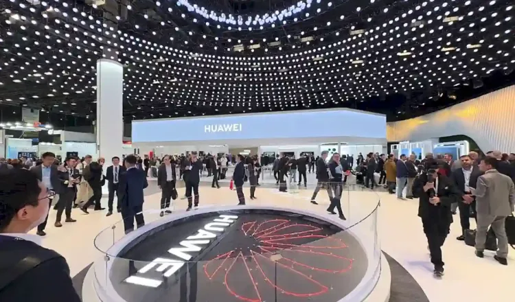 High-end Fashion-Forward Creation of Beauty