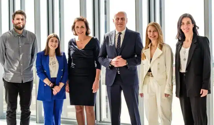 Microsoft Data Center και Κοινωνία στα Σπάτα - Εκπαίδευση, Εργασία, Πολιτισμός Από αριστερά, ο κύριος Ανάστασης Ρεμπούσκος, και η κυρία Μαρία Κοντάκη, ερευνητές του Istorima, η δημοσιογράφος Σοφία Παπαϊωάννου, συνιδρύτρια του Istorima, ο Δημήτρης Μάρκου, Δήμαρχος Σπάτων - Αρτέμιδος, η κυρία Γιάννα Ανδρονοπούλου, διευθύνουσα σύμβουλος της Microsoft Ελλάδας, Κύπρου και Μάλτας και η κυρία Χριστίνα Κεφαλογιάννη, Αναπληρώτρια Περιφερειάρχης Αττικής. [Microsoft]