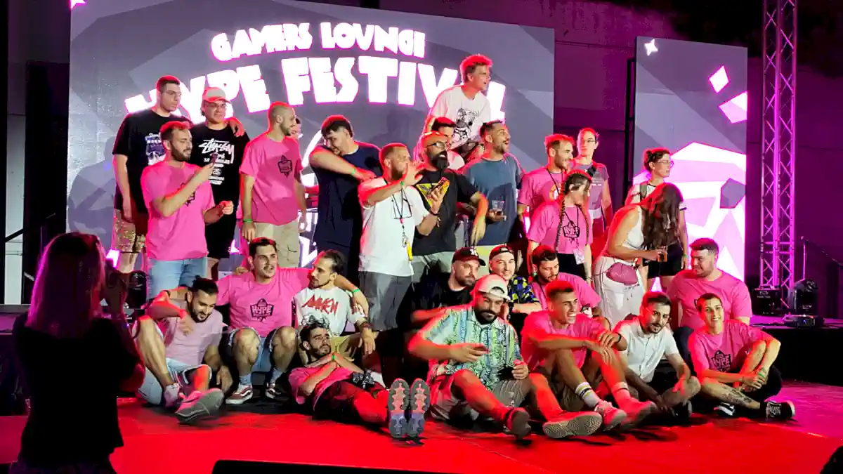 Οι συντλεστές του live των Τσάκι + Μικρός Κλέφτης στο Hype Festival, μαζί με τους δύο μουσικούς στο τέλος της βραδυάς [Electronicanto]