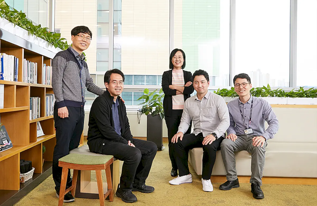 (Από αριστερά) Kwang-Hee Kim, Dr. Taehyung Kim, Dr, Eunjoo Jang, Sungwoo Kim και Seon-Myeong Choi από το Samsung Advanced Institute of Technology. [Samsung]