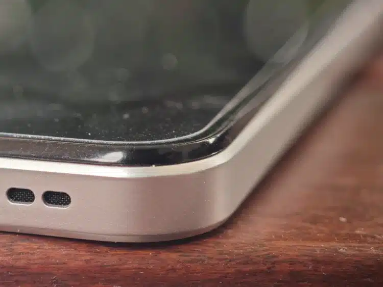 Γύρω από την οθόνη του C71 υπάρχει μια προεξοχή 0,23 mm, η οποία την προστατεύει, όταν το smartphone είναι γυρισμένο ανάποδα. [Electronicanto]