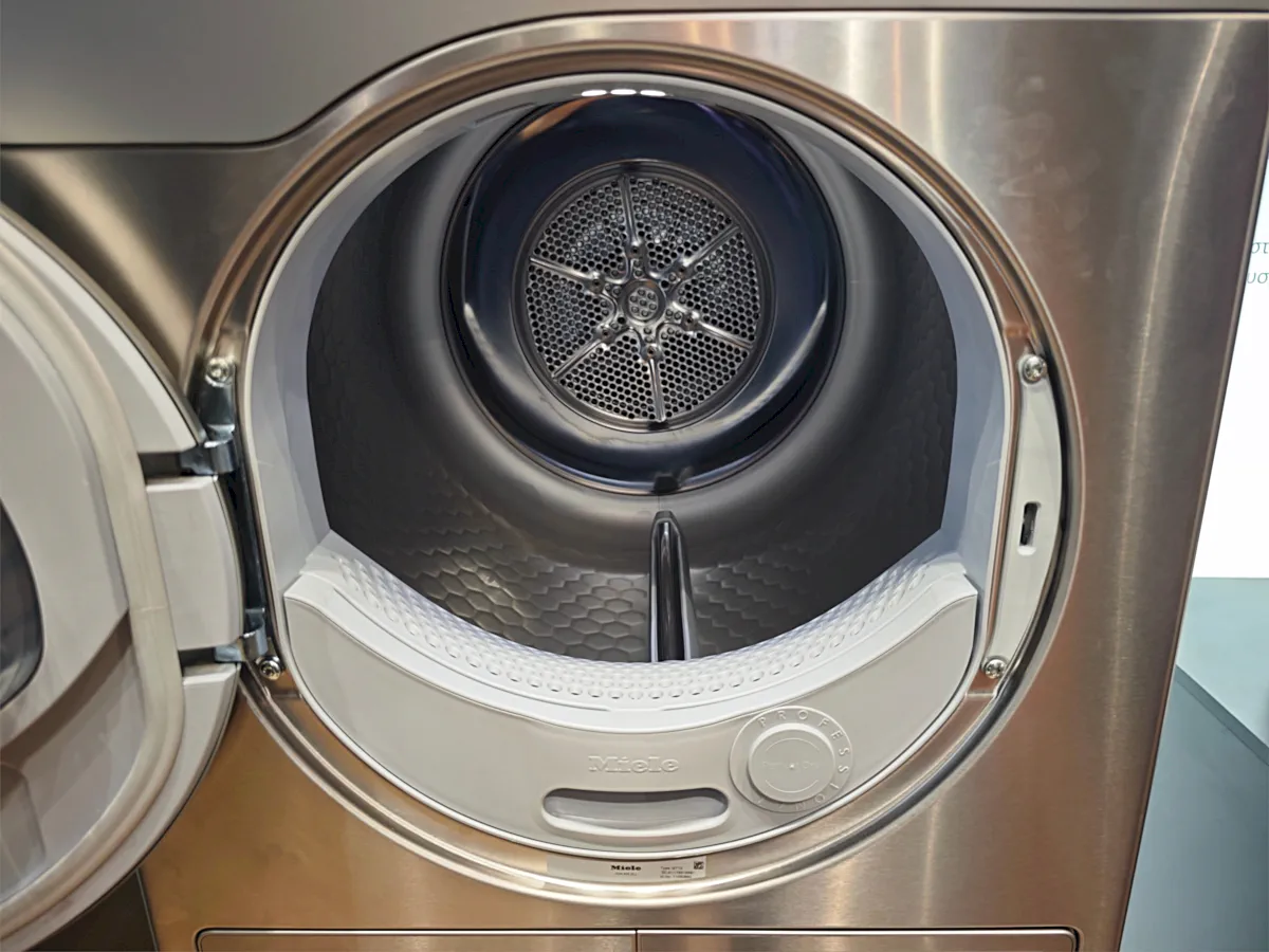 Μικροί Γίγαντες: Πατενταρισμένος κυψελωτός κάδος με οπές 2mm στεγνωτηρίου Miele Benchmark 8kg, φωτό by Electronicanto at HORECA 2026