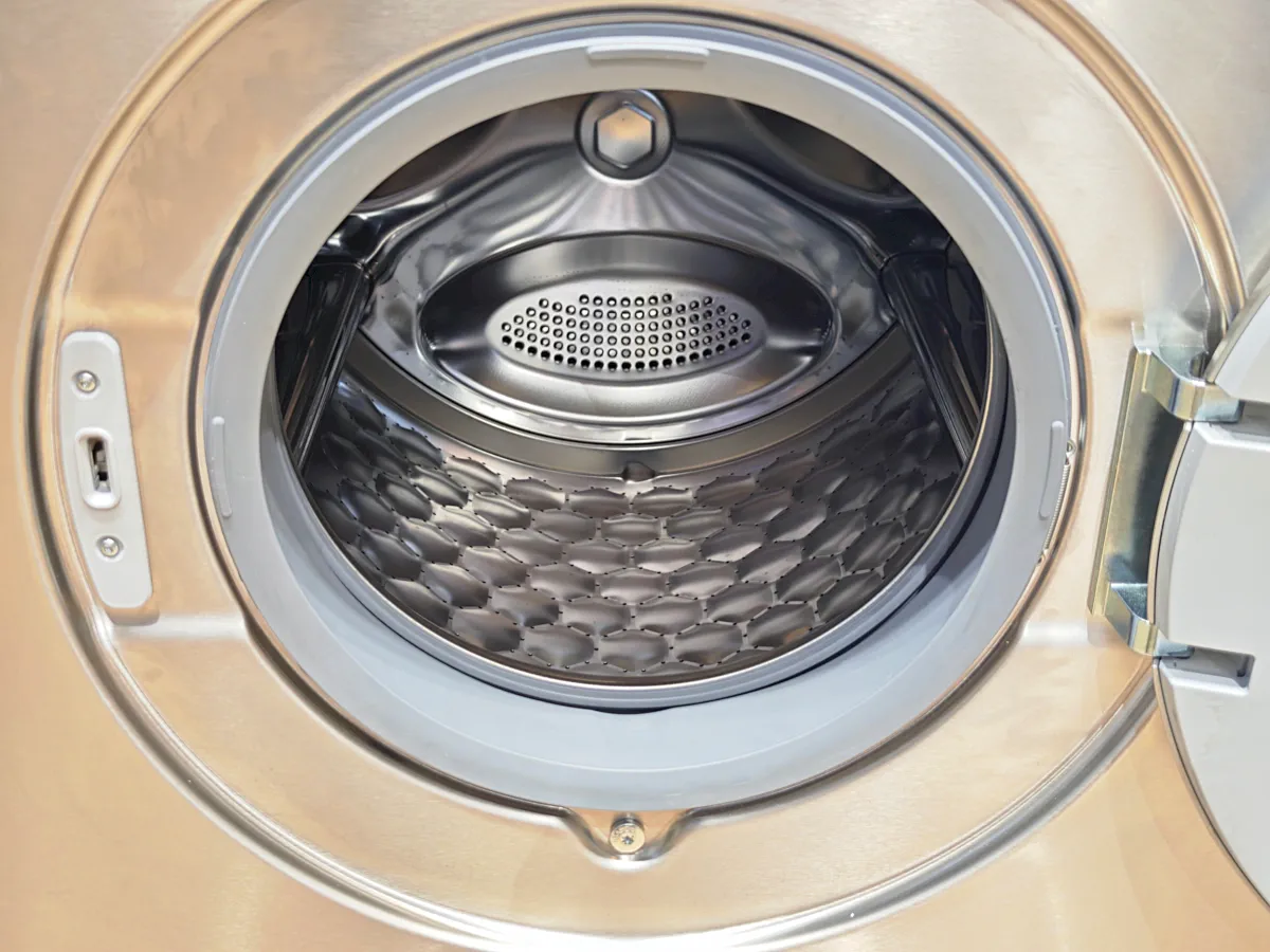 Μικροί Γίγαντες: Πατενταρισμένος κυψελωτός κάδος με οπές 2mm πλυντηρίου Miele Benchmark 8kg, φωτό by Electronicanto at HORECA 2026 -