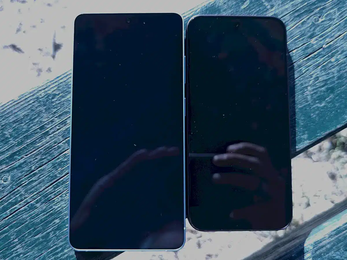 Ενδεικτική φωτογραφία της διαχείρισης των ανακλάσεων από την οθόνη του Galaxy S26 Ultra, σε σύγκριση με ένα επίσης αξιόλογο αλλά πιο οικονομικό smartphone, που φαίνεται και στην προηγούμενη εικόνα. Από την εξασθένηση της αντανάκλασης των χεριών στις σβηστές οθόνες γίνεται σαφής η θετική επίδραση της αντιανακλαστικής επίστρωσης στην οθόνη του flagship της Samsung. [Electronicanto]