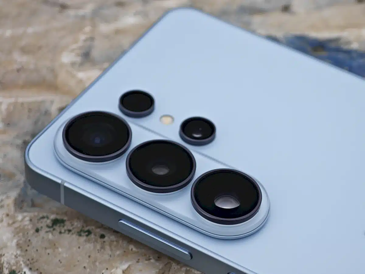 Το iconic σύστημα κάμερας του Galaxy S26 Ultra δεν επιβαρύνει σχεδιαστικά, ενώ προστατεύει αποτελεσματικά τους φακούς ακόμη και χωρίς χρήση θήκης. [Electronicanto]