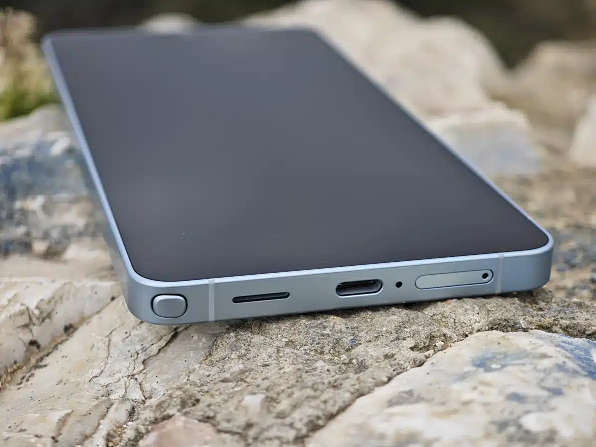 Υπεράνω κριτικής η σχεδίαση του Galaxy S26 Ultra. Η οθόνη ενσωματώνεται υποδειγματικά στο πλαίσιο, όντας πλήρως επίπεδη. Η ναυαρχίδα της Samsung παραμένη λεπτή, ελαφριά και με σωστά καταμερισμένο βάρος, ενώ φέρει και S pen.