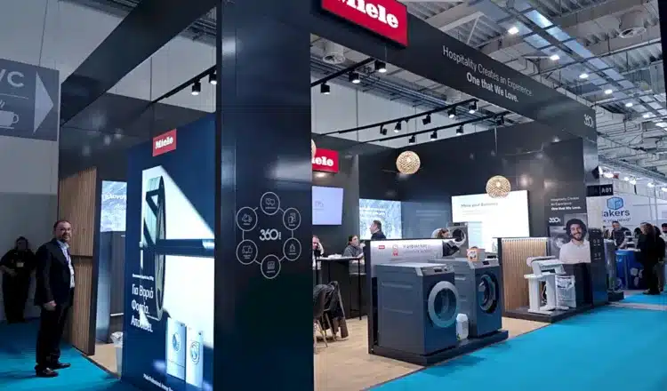 Miele Professional Horeca 2026 by Electronicanto - Αριστερά στο πλάνο, ο κ. Σπύρος Στάθης, Manager BU PRO, Miele Hellas.