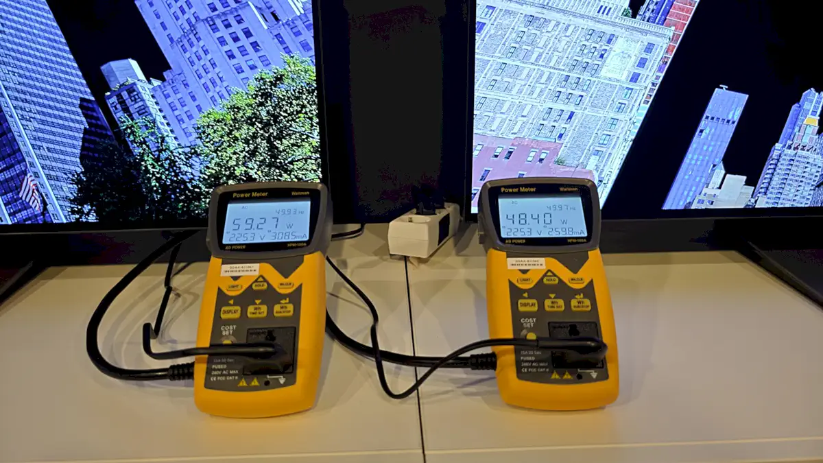 Μέτρηση της κατανάλωσης σε πραγματικό χρόνο κατά την αναπαραγωγή περιεχομένου από Blue-Ray. Αριστερά η Samsung OLED του 2025 και δεξιά του 2026. H OLED του 2026 έδειξε ότι είναι πιο φωτεινή, πιο σταθερή στην εικόνα της, ενώ καταναλώνει λιγότερη ενέργεια από το προηγούμενο μοντέλο. [Electronicanto]