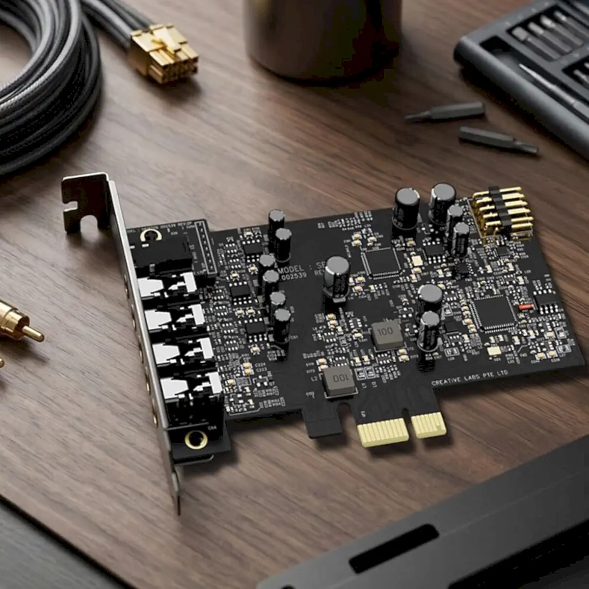 Η SoundBlasterAudigyFXProφέρνει αναπαραγωγή υψηλής ανάλυσης, διακριτό ήχο surround7.1 και ενσωματωμένο ενισχυτή ακουστικών στους επιτραπέζιους υπολογιστές.