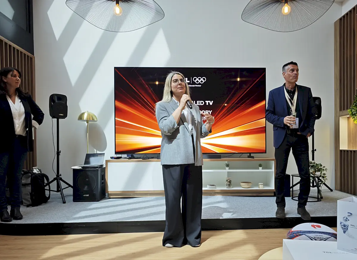 Αριστερά, η Marketing Director της TCL Europe, Alexandra Chevrier, η Marketing Manager ATL Southern Europe της TCL, Κλειώ Μπετσάκου και ο Head of GTM & Product Management της TCL Europe, Olivier Semenoux. [Electronicanto]