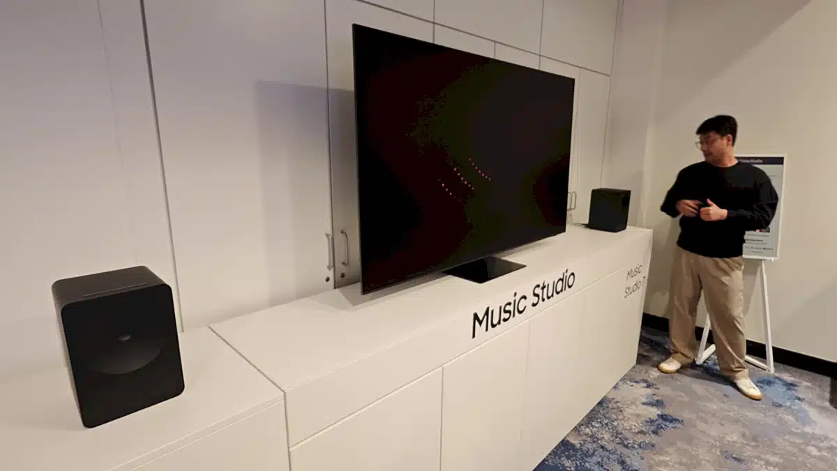 Demo με μικρά ηχεία - τα Music Studio 7 - και μεγάλο ήχο στο τεχνικό section του Inside Samsung [Electronicanto]