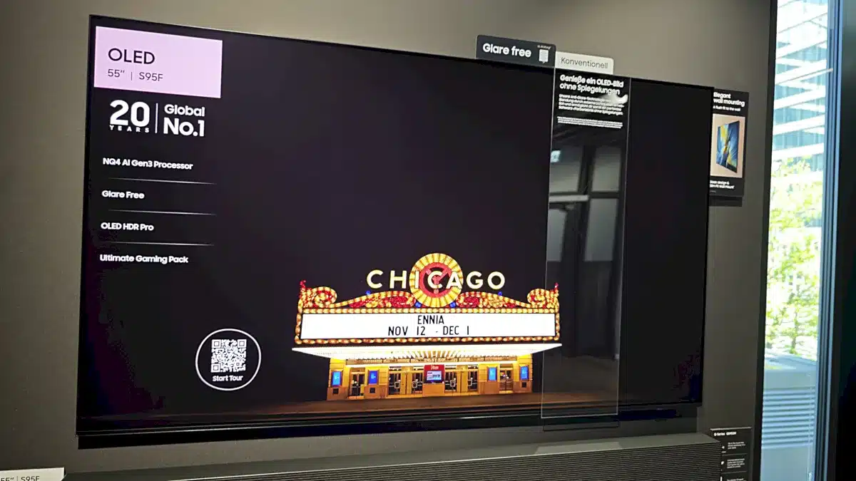 Επίδειξη της αποτελεσματικότητας της τεχνολογίας Glare Free στην 55" S95F. [Electronicanto]