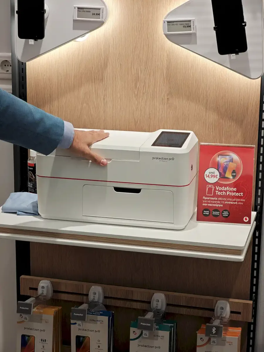 η υπηρεσία Vodafone Tech Protect, η οποία επιτρέπει την τοποθέτηση προστατευτικών μεμβρανών σε smartphones, tablets και smartwatches ανεξαρτήτως κατασκευαστή