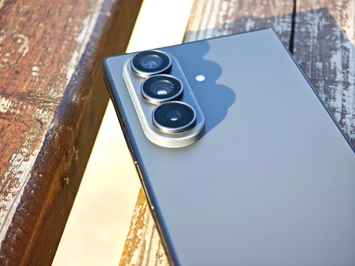 Samsung Galaxy Z Fold8 Ultra σε κοντινό πλάνο, με το σύστημα της κύριας κάμερας 200MP και τους τρεις φακούς να προεξέχουν από την πλάτη της συσκευής.