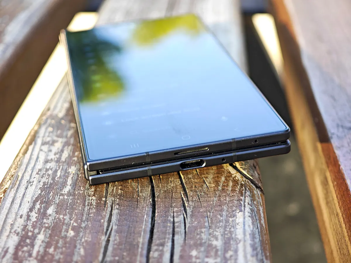 Το Galaxy Z Fold8 Ultra ακόμη και κλειστό παραμένει λεπτό, σε βαθμό συγκρίσιμο με ένα συμβατικό smartphone. [Electronicanto]