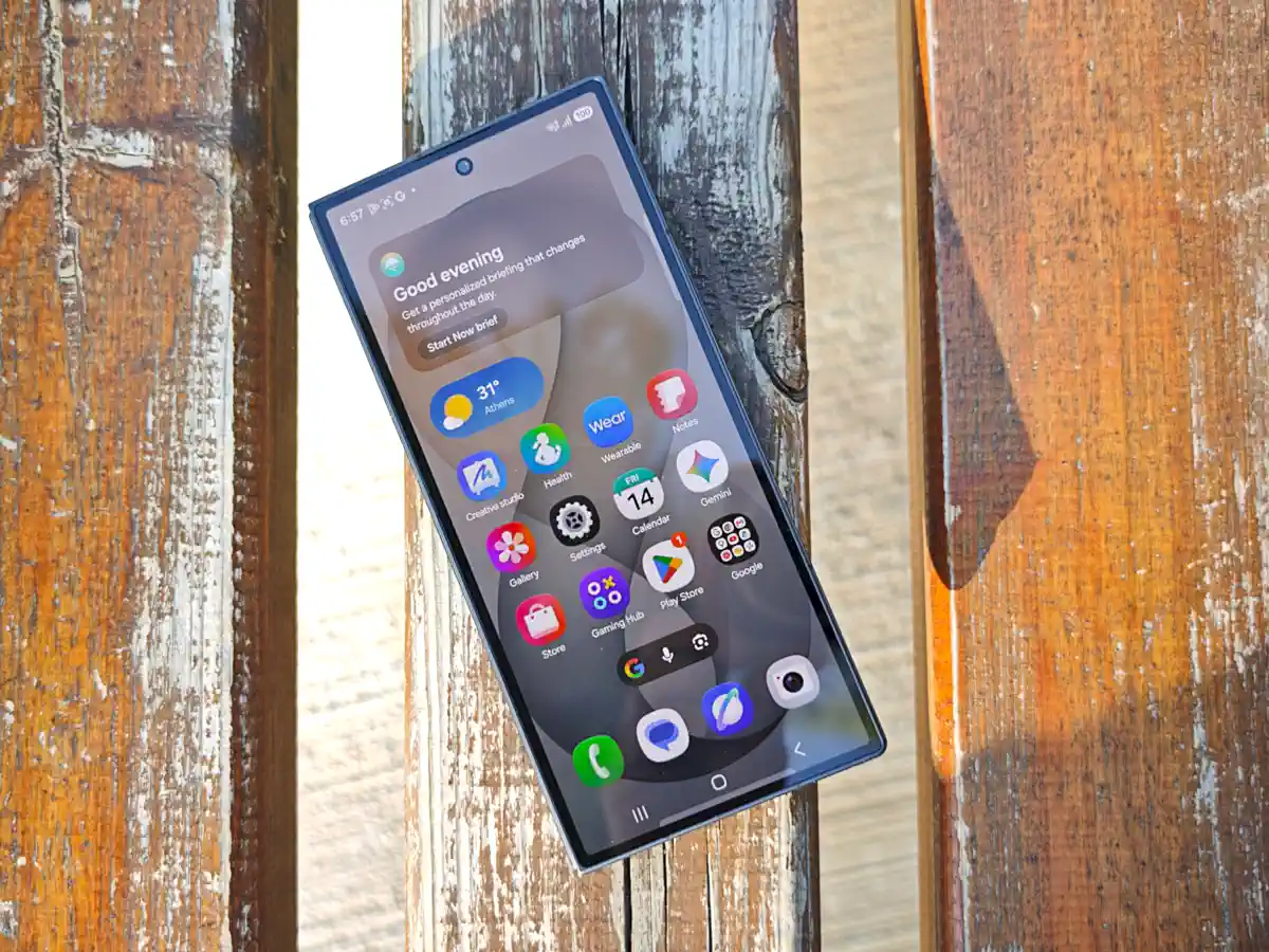 Η απολαυστική εσωτερική οθόνη 8 ιντσών στο Galaxy Z Fold8 Ultra δίνει με την ποιότητα και το μέγεθος της ευκαιρίες για ανάγνωση και παρακολούθηση video, ενώ η εξωτερική οθόνη των 6,5 ιντσών διατηρεί την εμπειρία ενός συμβατικού smartphone όταν η συσκευή είναι κλειστή. [Electronicanto]