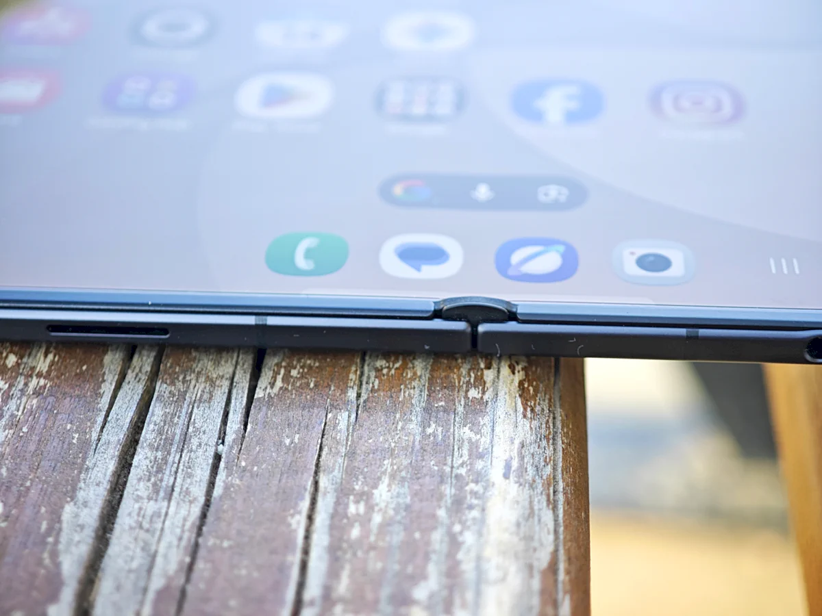 Ο μηχανισμός αναδίπλωσης του Galaxy Z Fold8 Ultra έχει περιορίσει σε εντυπωσιακό βαθμό την ορατότητα της τσάκισης στην εσωτερική οθόνη. Πρακτικά, η τσάκιση είναι πλέον τόσο διακριτική ώστε στην καθημερινή χρήση είναι σαν να μην υπάρχει.