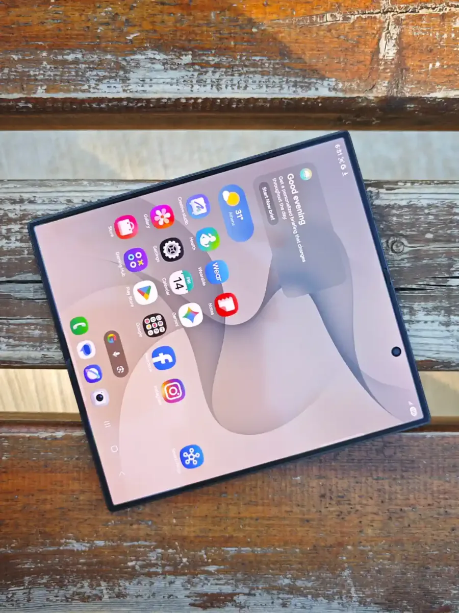 Η απολαυστική εσωτερική οθόνη 8 ιντσών στο Galaxy Z Fold8 Ultra δίνει με την ποιότητα και το μέγεθος της ευκαιρίες για ανάγνωση και παρακολούθηση video, ενώ η εξωτερική οθόνη των 6,5 ιντσών διατηρεί την εμπειρία ενός συμβατικού smartphone όταν η συσκευή είναι κλειστή. [Electronicanto]